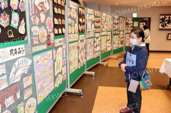 町民芸術文化祭の作品展を見る来場者