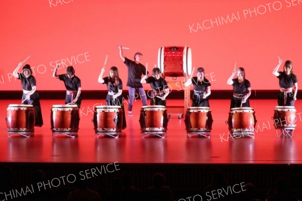 町民芸術文化祭舞台発表で太鼓演奏を披露する出演者