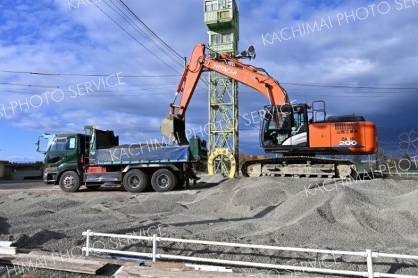 砂障害の砂利を取り除いていく重機