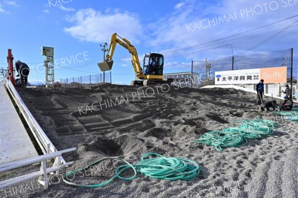 第２障害をほぐす作業員ら