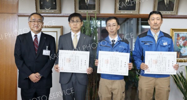 池田町が遊佐組・三共舗道に感謝状