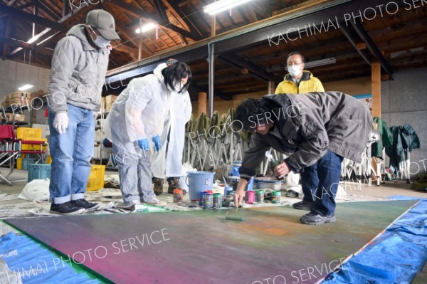 実行委メンバーが集まり取り組んだ共同制作。分野を超えてテーマ「いきる」に合わせた作品を作り上げた