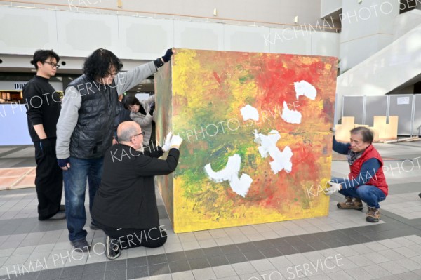 作品を設置する文化会議のメンバー（１９日午前１０時５０分ごろ。とかちプラザで。金野和彦撮影）