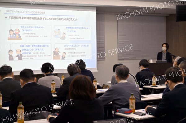 福祉施設のカスハラ「半数が経験」、対処法を弁護士に学ぶ