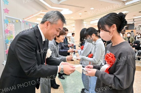 配布された名刺を使って名刺交換する子どもたち