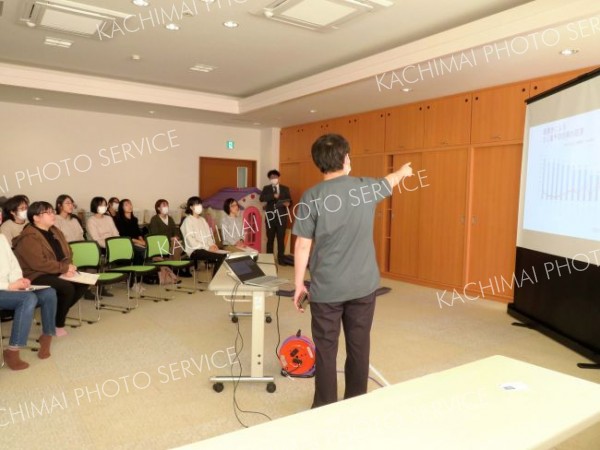 歯科医師や管理栄養士から説明を受けた参加者たち