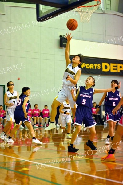 【女子決勝リーグ・芽室ホルックス―帯広明和】ゴール下に切り込みシュートを決める芽室ホルックス