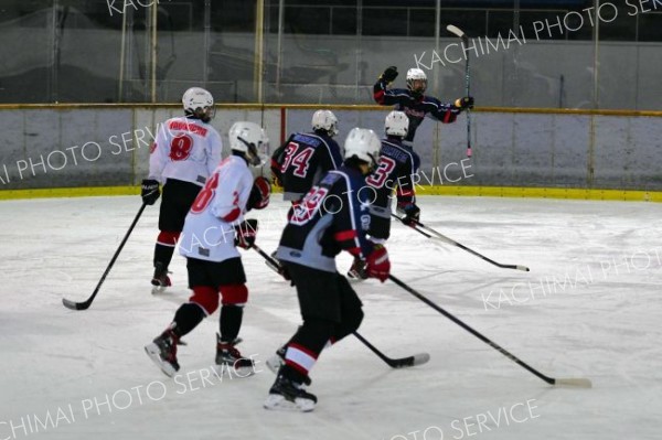 ３Ｐ１０分、ゴールを決め、拳を突き上げ喜ぶ全十勝Ａの高橋大雅（奥の青ユニフォーム）