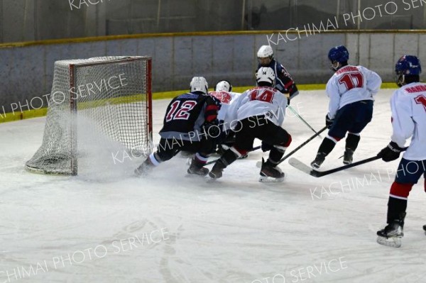 ３Ｐ１５分５８秒、全十勝Ａは高橋大雅（奥の青ユニフォーム）からパスを受けた石川柊（御影２年、手前同）がだめを押す５点目を決める