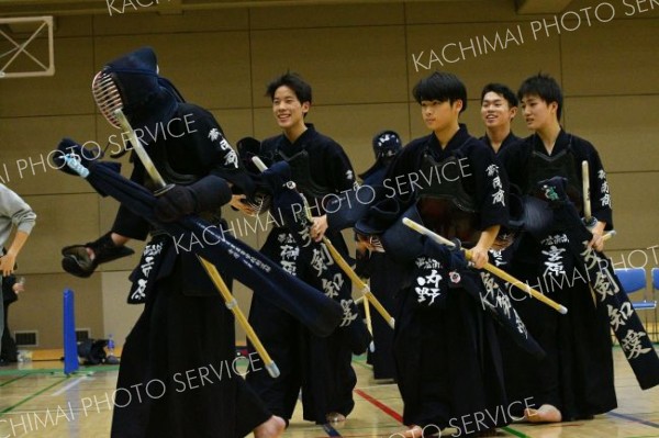 優勝を決めて笑顔の帯南商男子