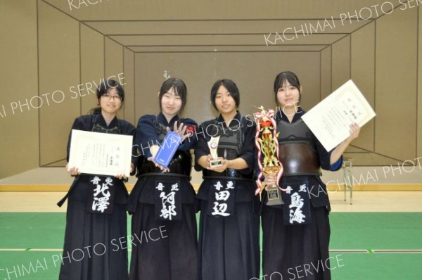 女子の団体戦１部準優勝の音更。右端が個人戦準優勝