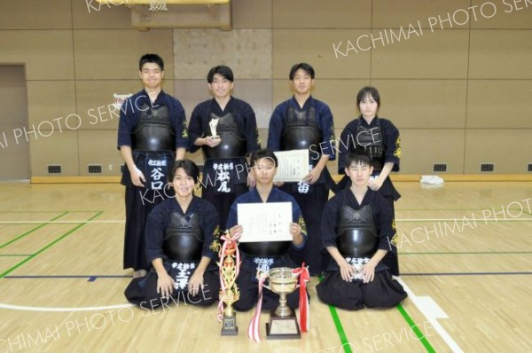 男子の団体戦１部準優勝の帯柏葉。前列中央が個人戦優勝