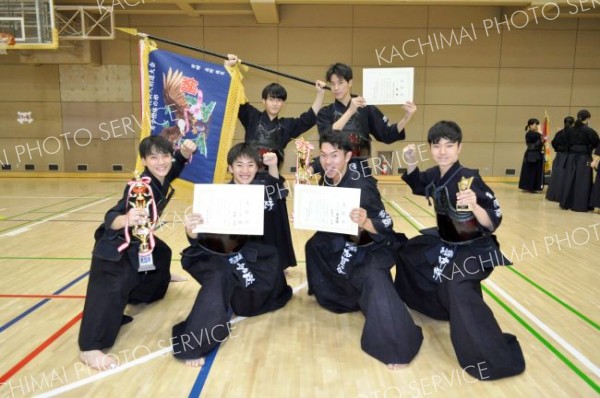 男子の団体戦１部連覇の帯南商。前列左端が個人戦３位の寺原大智、同右から２人目が同準優勝