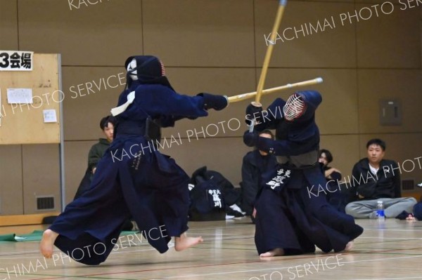 【女子個人戦４段以上の部決勝】政野怜美奈（右、音更連盟）が延長戦で出鼻コテを決め２連覇を果たした