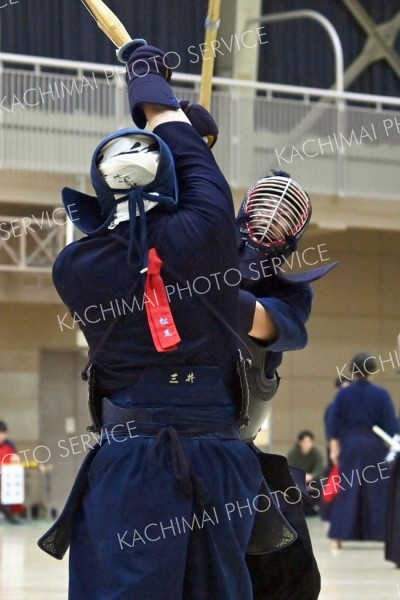【男子個人戦３段以下の部決勝】前田拳心（右、帯森体）が気迫の攻めを繰り広げ、同門・三井諒から反則勝ちを引き出した
