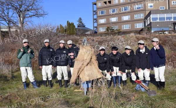 帯工生がタンチョウの給餌台設置