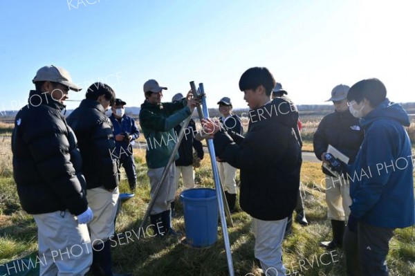 給餌台づくりに取り組む生徒たち