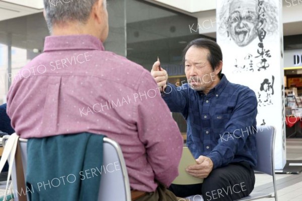 細部まで丁寧にスケッチする