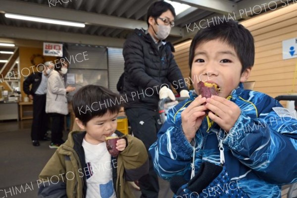 焼きたてに買い物客どっと　芽室・愛菜屋「なまら十勝野」焼き芋販売会