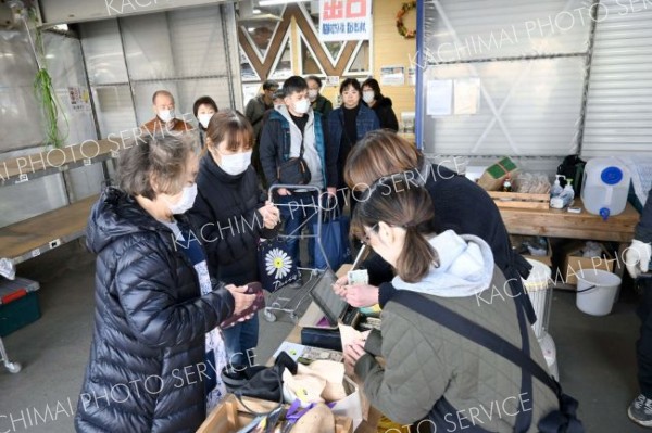 焼きたての地場産サツマイモを求め賑わいを見せる会場（２２日午前９時半ごろ撮影）