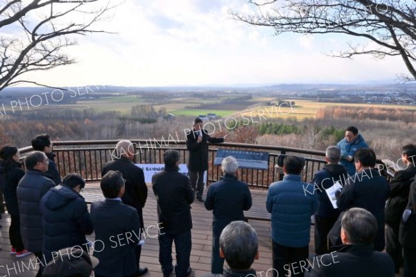 大樹から日高山脈を一望　萠和山の展望デッキお披露目