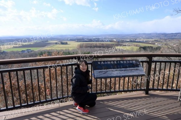 日高の山々を説明するパネルとデザインしたおおばさん