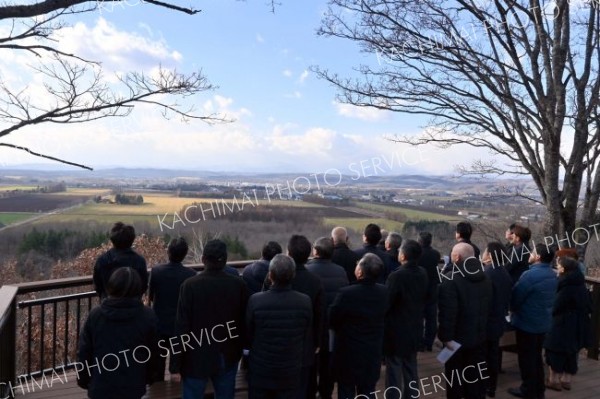 「もいわ山森林公園」に整備された「日高山脈展望デッキ」