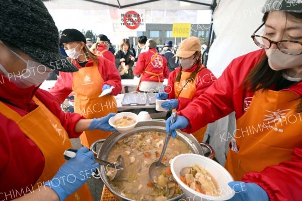 ＪＡ女性部による豚汁は限定４００食が完売した（須貝拓也撮影）