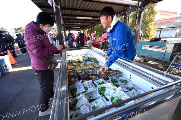 ＪＡめむろブランドの冷凍食品試食販売のほか、レシピ集も配布された（須貝拓也撮影）