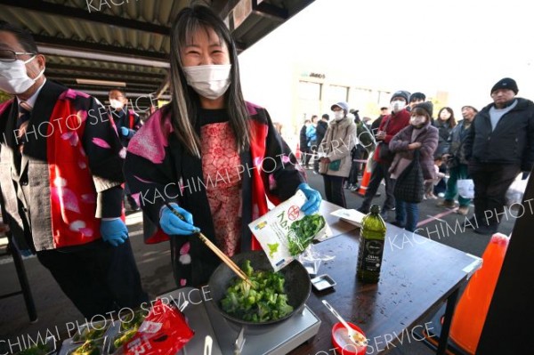 ＪＡめむろブランドの冷凍食品試食販売のほか、レシピ集も配布された（須貝拓也撮影）