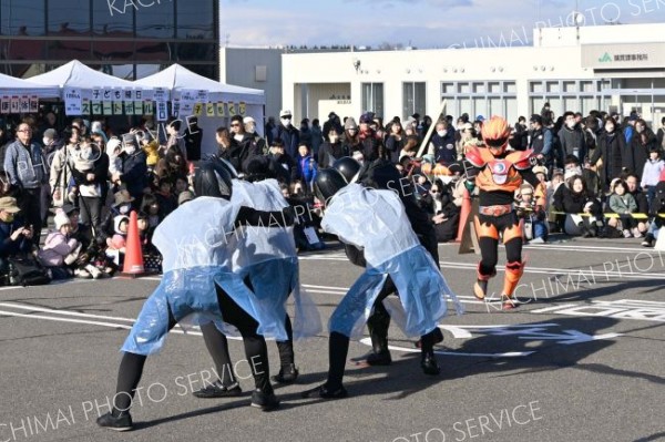 地元のヒーロー「ジバサンダー」のショーが行われ子どもたちの歓声が響いた（須貝拓也撮影）