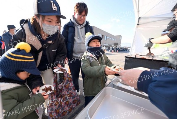 無料配布された「芽室みらい牛」の試食コーナーには長蛇の列ができた（須貝拓也撮影）
