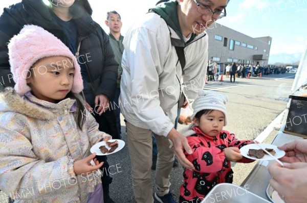 無料配布された「芽室みらい牛」の試食コーナーには長蛇の列ができた（須貝拓也撮影）