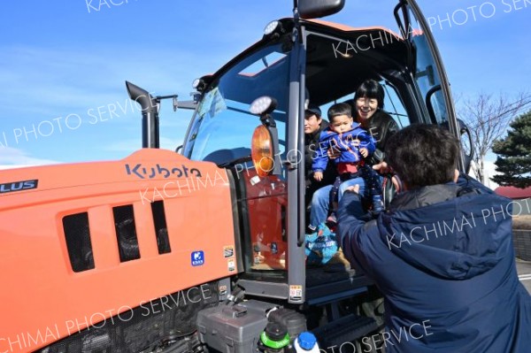 トラクターに試乗する親子（須貝拓也撮影）