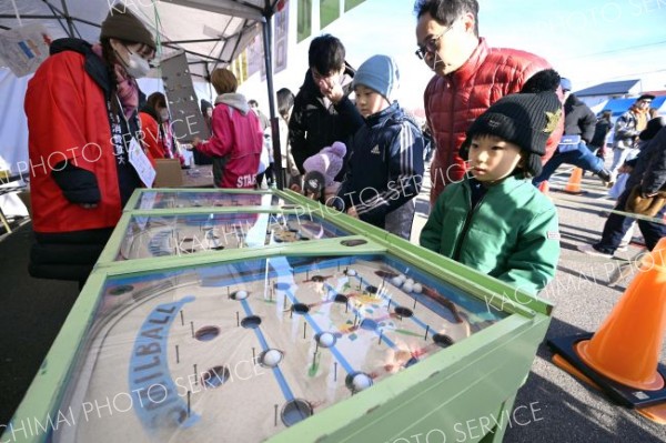 縁日コーナーのスマートボールに挑戦する子どもたち（須貝拓也撮影）
