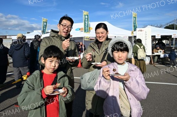 「未来めむろ牛」のステーキに舌鼓を打つ家族連れ（須貝拓也撮影）