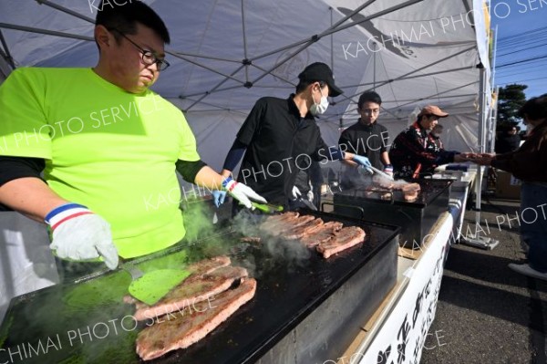 「未来めむろ牛」の無料試食が行われ人気を呼んでいた