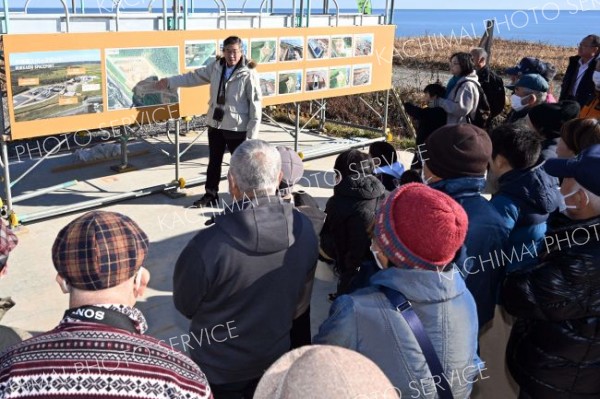 建設が進むロケット発射場「ＬＣ１」について説明する黒川町長（須貝拓也撮影）