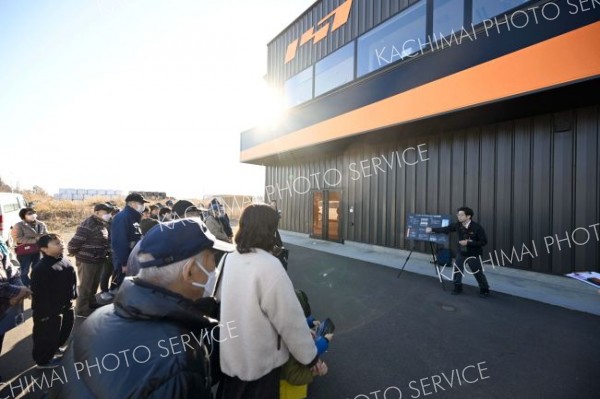 インターステラテクノロジズ（ＩＳＴ）本社工場でＩＳＴ社員の説明に耳を傾ける見学者（須貝拓也撮影）