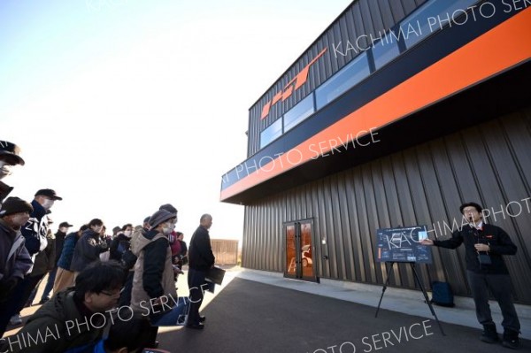 インターステラテクノロジズ（ＩＳＴ）本社工場でＩＳＴ社員の説明に耳を傾ける見学者（須貝拓也撮影）