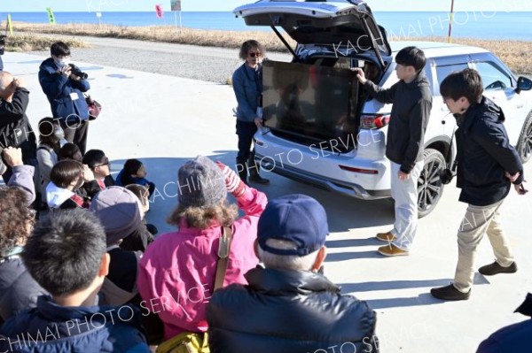 ７月にロケットが打ち上がった射点「ＬＰ１２」で行われた動画解説を見る見学者（須貝拓也撮影）