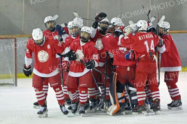 勝利を喜ぶ（２０）ＦＷ齋藤颯ら清水の選手たち