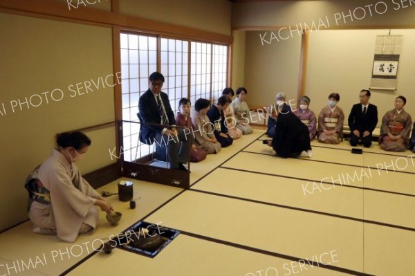 秋の風情あふれる茶会を楽しむ参加者