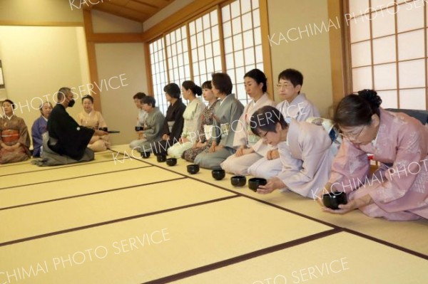 秋の風情あふれる茶会を楽しむ参加者