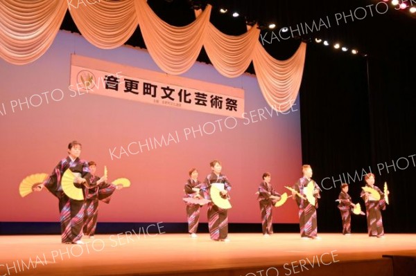 舞踊「旅の夜風」を披露する藤悦津会のメンバーら