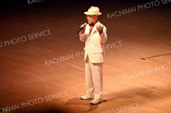 「勘太郎月夜唄」を熱唱する木野歌謡同好会