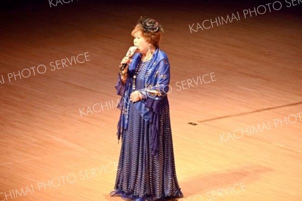 「漁り火情歌」を熱唱するあざみ歌唱会