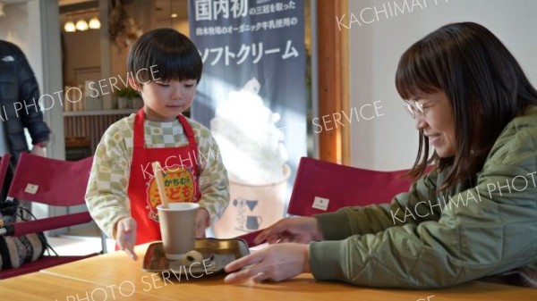 園児たち元気に「いらっしゃいませ」　とかちむら職業体験イベント