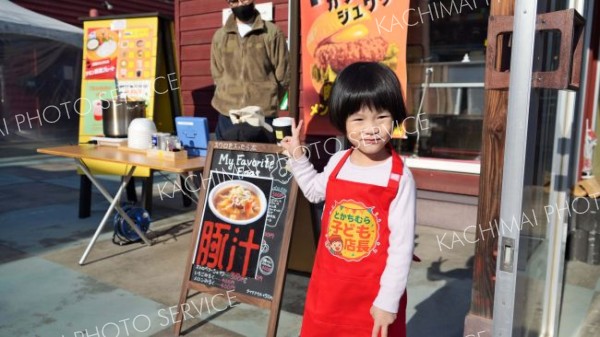 「いらっしゃいませ」と元気よくお客さんを迎えた園児