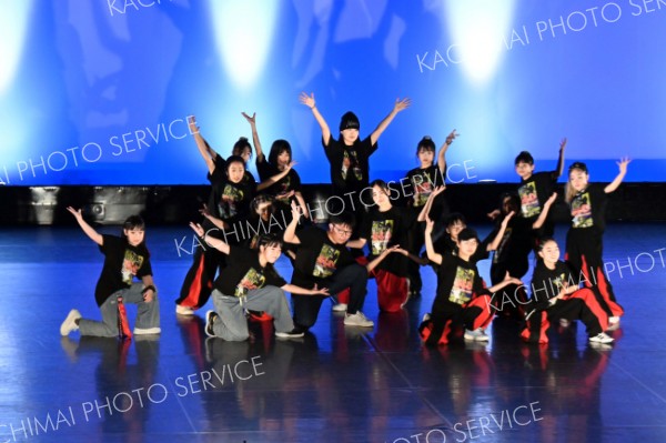 第１部のダンスでポーズを決める出演者